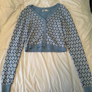 hollister blue/white flower print cropped sweater